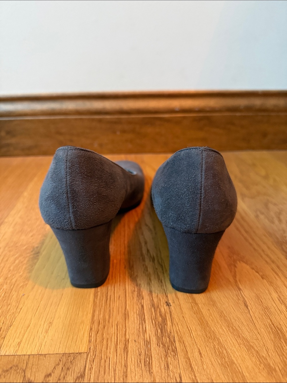 St. John dark gray suede heels pumps Made In Italy 7.5 AA Narrow - Picture 4 of 8